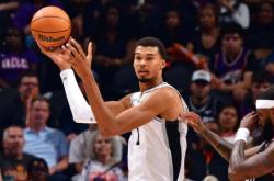 九游官方娱乐登录 -圣安东尼奥马刺今晚绝杀压哨，志在NBA常规赛名次提升，质疑声仍在，球队文化再被提及的简单介绍